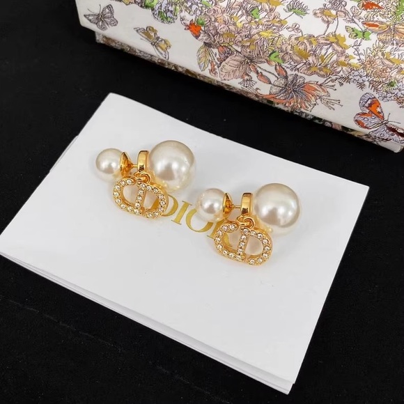 🌹Dior Gold and Pearl CD Logo Earrings🌹